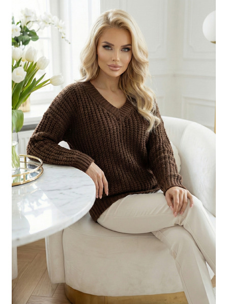 numoco basic Топъл oversized пуловер с плътна тъкан и V деколте - шоколадов