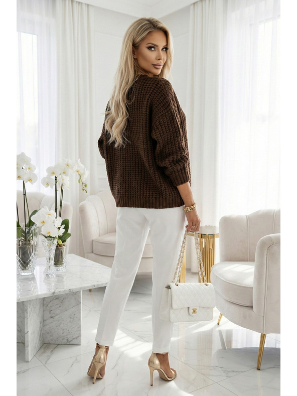 numoco basic Топъл oversized пуловер с плътна тъкан и V деколте - шоколадов