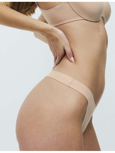 Marks & Spencer Опаковка 3 невидими бикини Body Invisibles™ с по-голяма задна част, без видими линии Marks & Spencer бежово